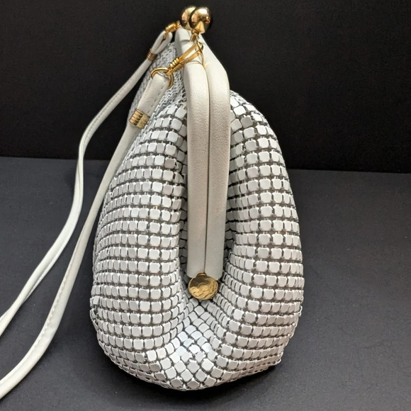 Whiting & Davis White Mesh Small Evening Bag with Strap and Clasp closure . - Picture 4 of 9